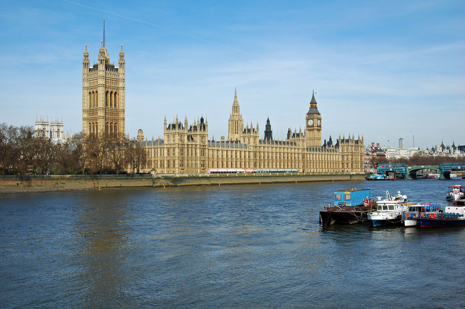 Вестминстер лондон. Вестминстерский Королевский дворец. Вестминстерский дворец с Темзы. Парламент Лондона на реке Темза.
